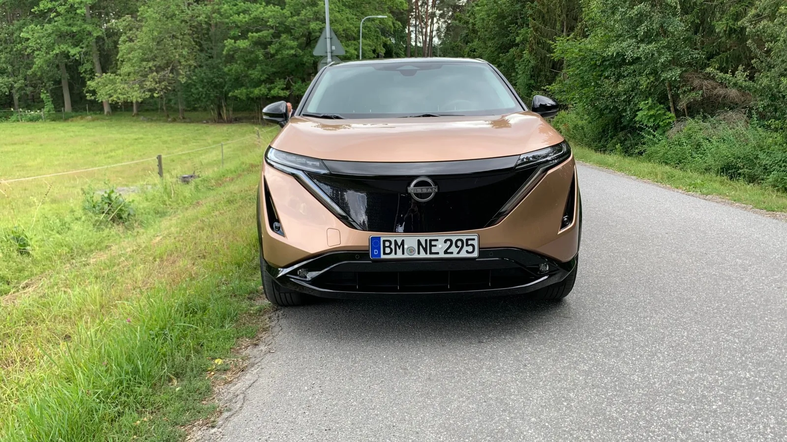 Optisch fällt der Ariya durch den großen schwarzen Kühlergrill auf, der von langgezogenen LED-Tagfahrlichtern flankiert wird. Trotz der V-Form der Familienfront hebt sich der Ariya deutlich vom Rest der Nissan-Modell-Palette ab.