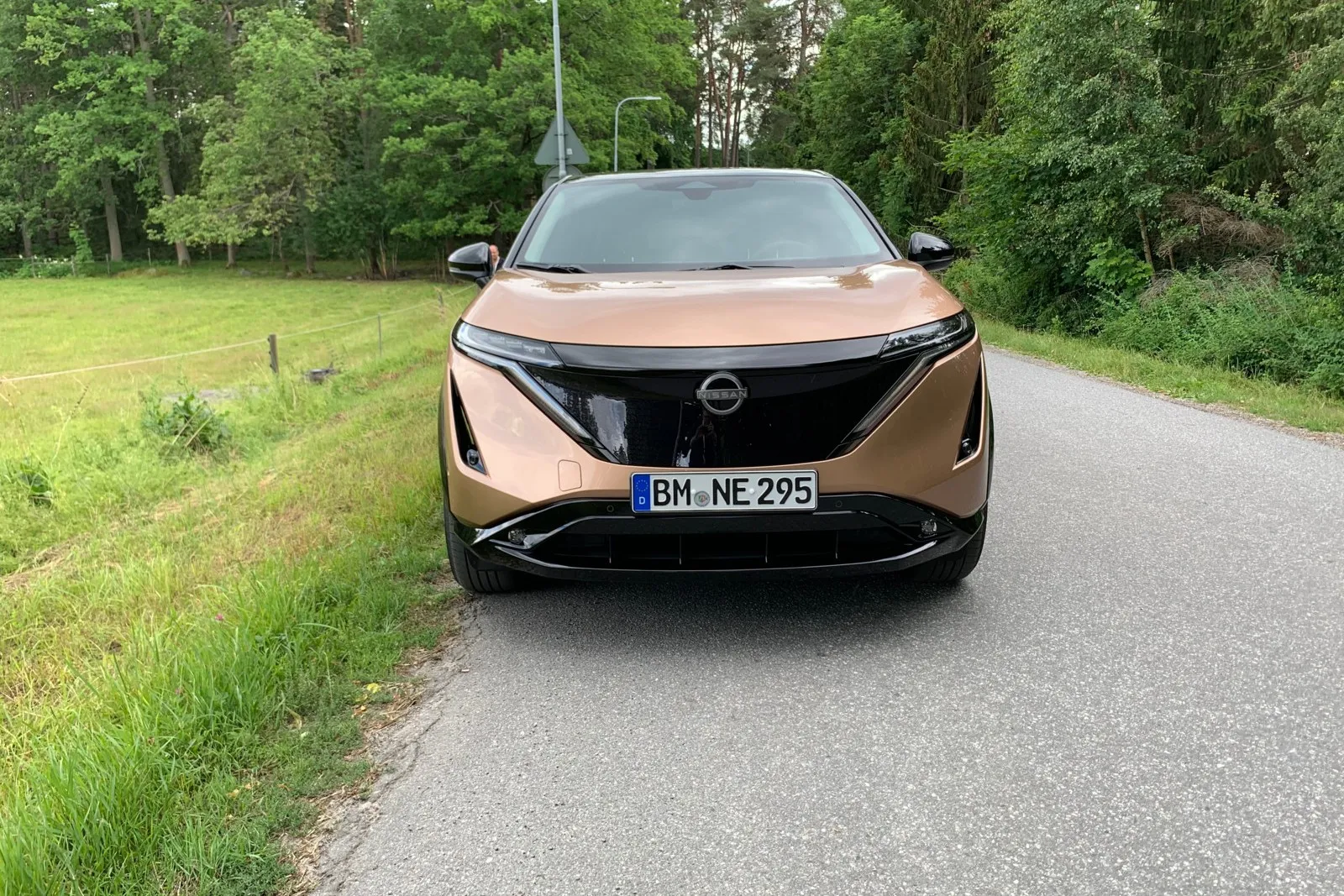 Optisch fällt der Ariya durch den großen schwarzen Kühlergrill auf, der von langgezogenen LED-Tagfahrlichtern flankiert wird. Trotz der V-Form der Familienfront hebt sich der Ariya deutlich vom Rest der Nissan-Modell-Palette ab.