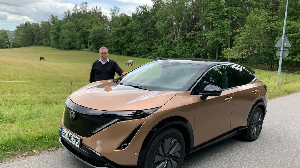 Das batterieelektrische Crossover SUV Nissan Aryia  gibt es in drei  Motor- und Batterievarianten