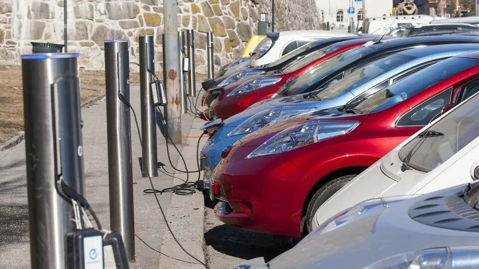 Finanzielle Belastungen im Dienste der E-Mobilität: Das Umweltbundesamt will mit höheren Spritpreisen, der Abschaffung der Pendlerpauschale und einer Pkw-Maut, sowie einer Verdopplung des CO2-Preises auf Autofahrer losgehen, die kein Elektroauto besitzen.