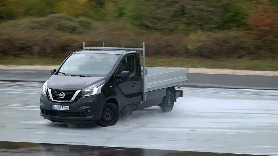 Beim Fahrsicherheitstraining lernt man seinen Transporter richtig kennen. Für jede Reaktion benötigen Nutzfahrzeuge mehr Raum und Zeit als ein Pkw. Das hat Vor- und Nachteile.