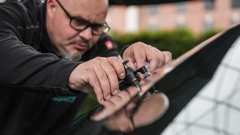 Die Glasschadenreparatur vor Ort kann Fuhrparks eine Menge Zeit und Geld sparen.