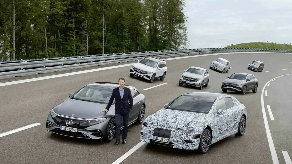 Daimler-Chef Ola Källenius mit der Modellpalette.
