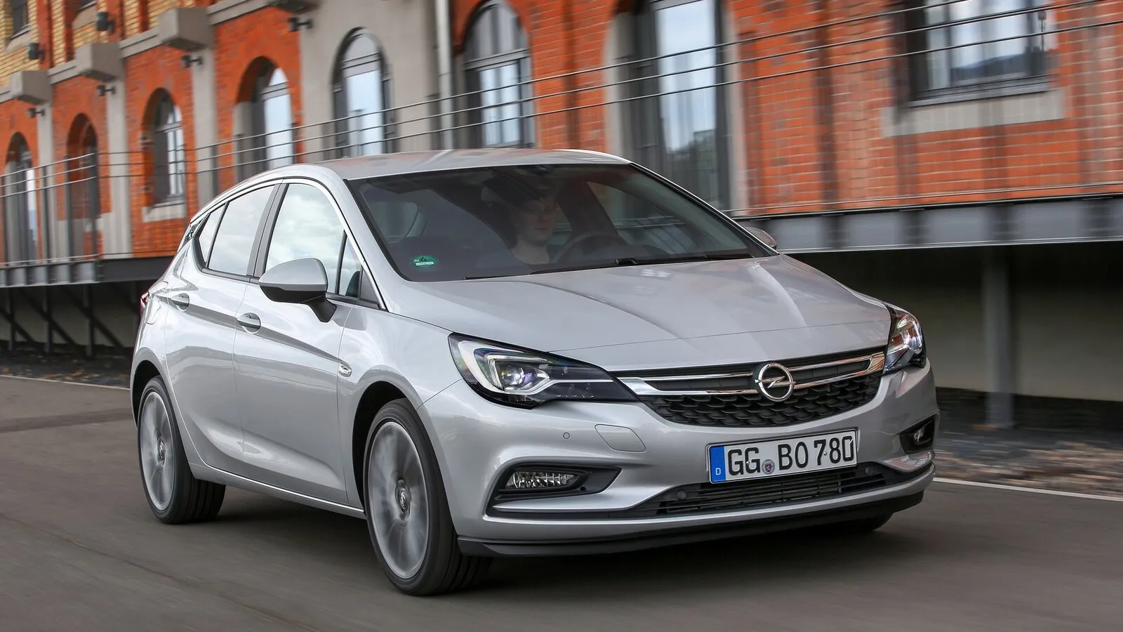 Der Astra K (2015 bis 2018) ist 200 Kilogramm leichter als sein Vorgänger und bietet unter anderem LED-Matrix-Scheinwerfer.