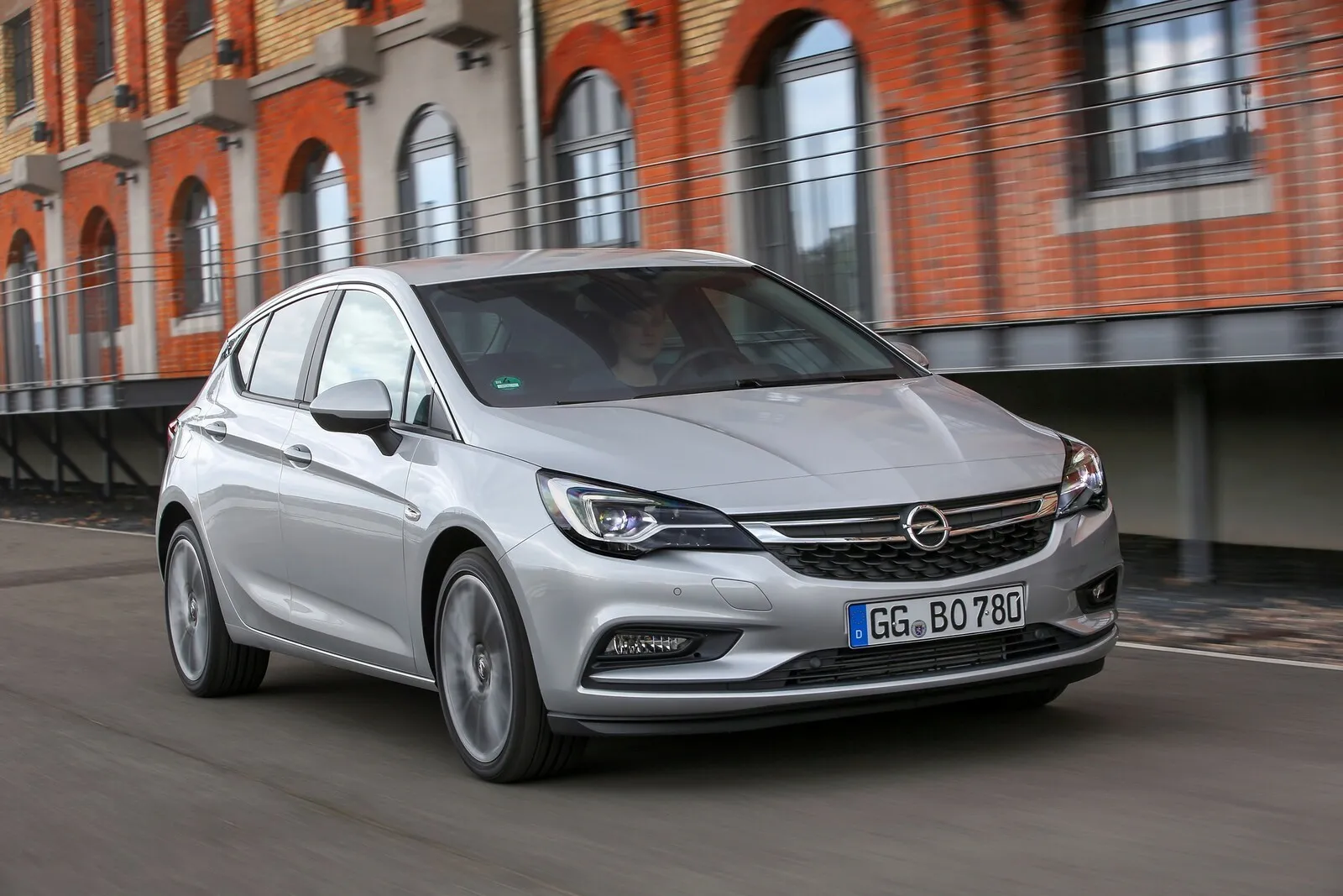 Der Astra K (2015 bis 2018) ist 200 Kilogramm leichter als sein Vorgänger und bietet unter anderem LED-Matrix-Scheinwerfer.