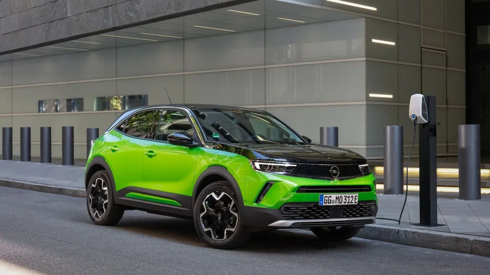 Mit der richtigen Strategie für den Ladestopp kommen E-Auto-Fahrer auch auf Langstrecken entspannt an.