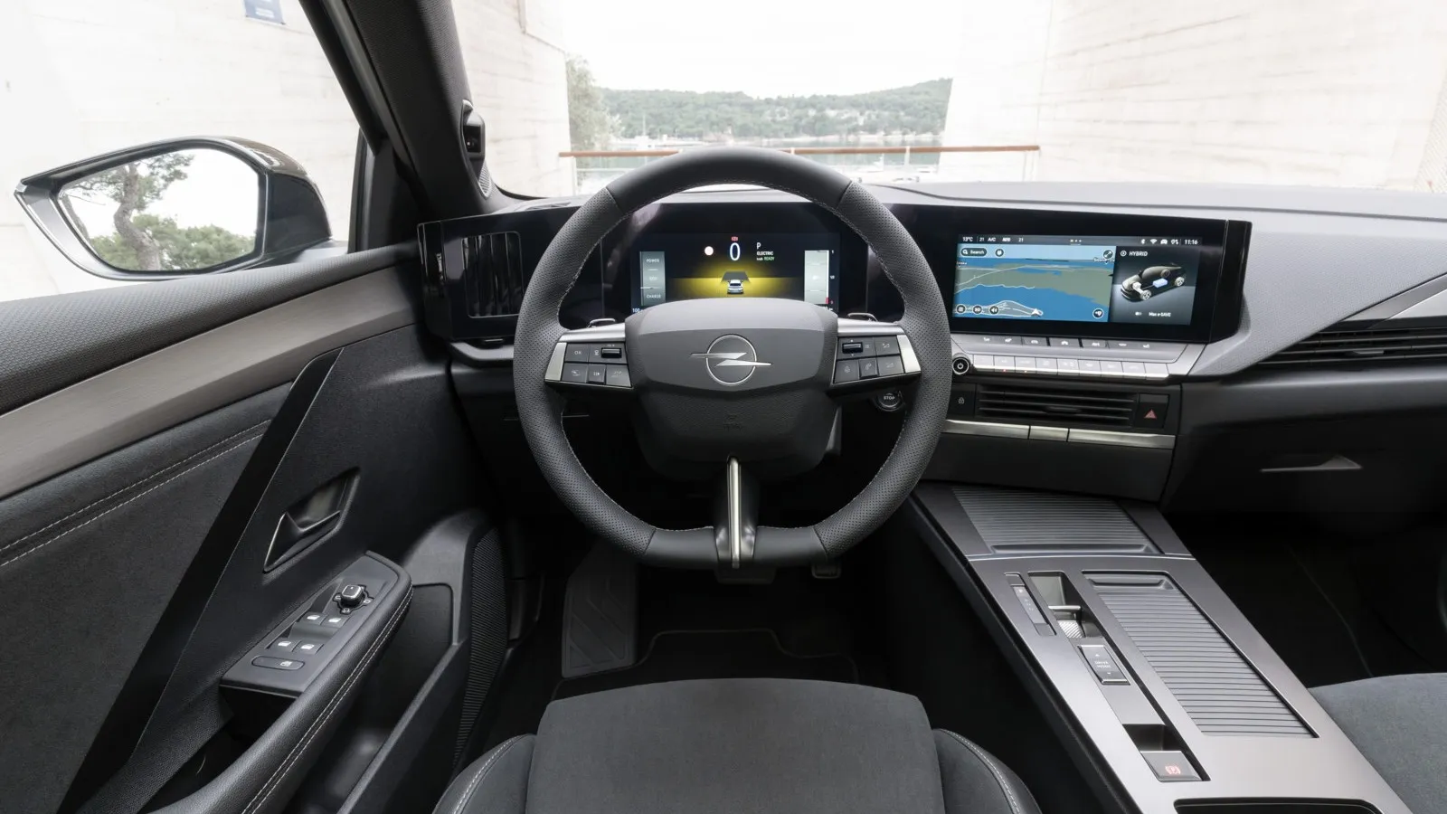 Das digitale Cockpit geht nahtlos in den Touchscreen über.