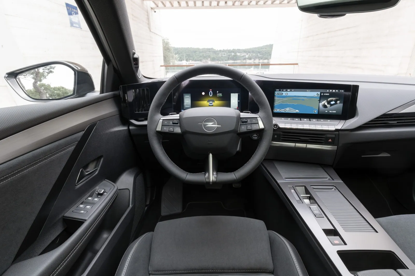 Das digitale Cockpit geht nahtlos in den Touchscreen über.