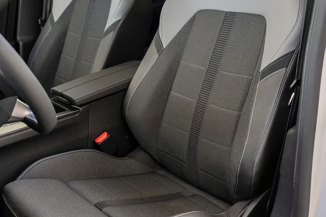 Die rückenfreundlichen Fahrersitze bieten einigen Komfort und sind auch für längere Fahrten geeignet.