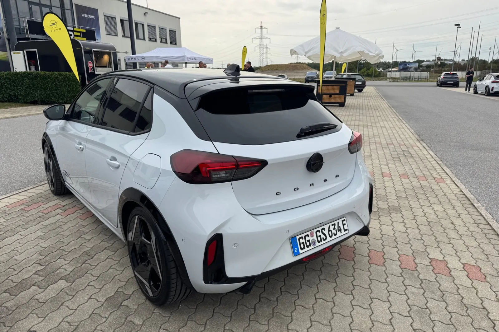 Der kleine Dachspoiler ist wichtig für die Aerodynamik.