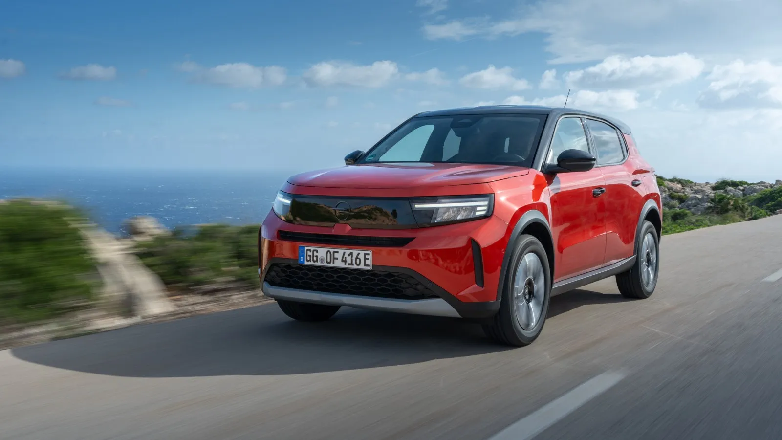 Der neue Frontera fährt entweder als Hybrid oder vollelektrisch vor. Ebenso klar ist das Opel-SUV für die Kunden bei den Ausstattungslinien aufgestellt: Er ist entweder als Frontera Edition oder als Frontera GS.