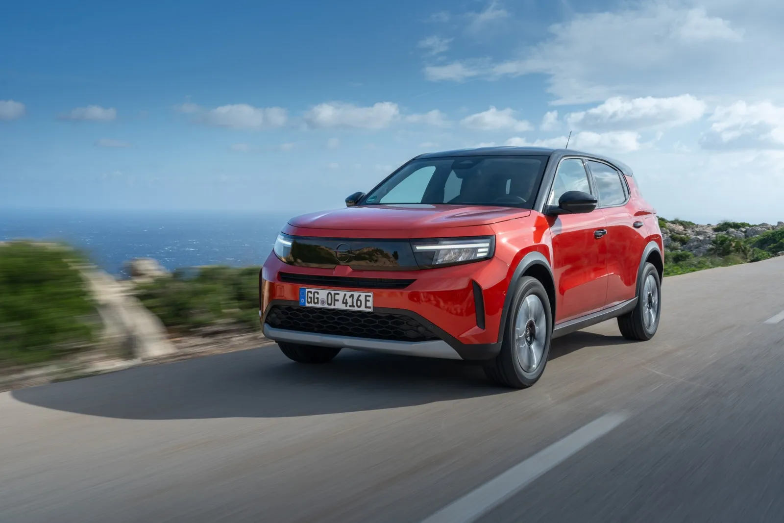 Der neue Frontera fährt entweder als Hybrid oder vollelektrisch vor. Ebenso klar ist das Opel-SUV für die Kunden bei den Ausstattungslinien aufgestellt: Er ist entweder als Frontera Edition oder als Frontera GS.