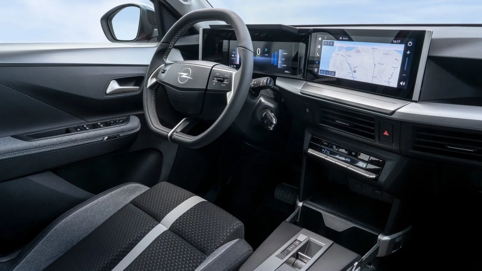 Das Interieur wirkt aufgeräumt und zeitgemäß, mit zwei 10-Zoll-Digitaldisplays und recycelten Materialien, Smartphone-Station oder mit zwei 10-Zoll-Widescreens. Zudem können die wichtigsten Funktionen auch über wenige Tasten abgerufen werden.