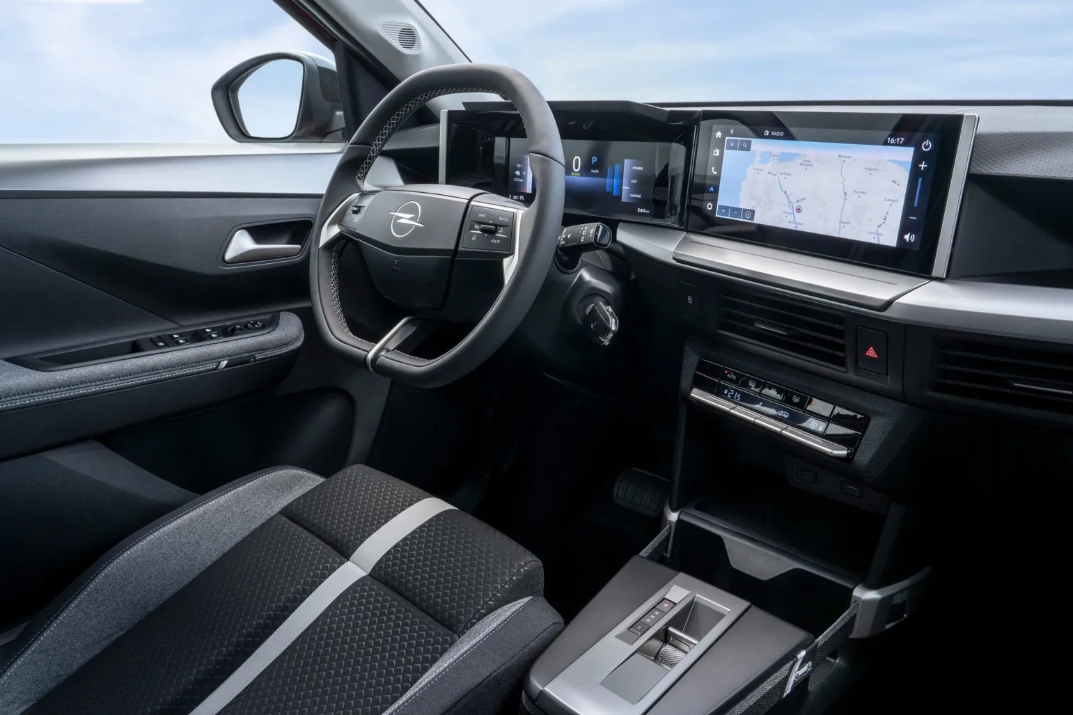 Das Interieur wirkt aufgeräumt und zeitgemäß, mit zwei 10-Zoll-Digitaldisplays und recycelten Materialien, Smartphone-Station oder mit zwei 10-Zoll-Widescreens. Zudem können die wichtigsten Funktionen auch über wenige Tasten abgerufen werden.