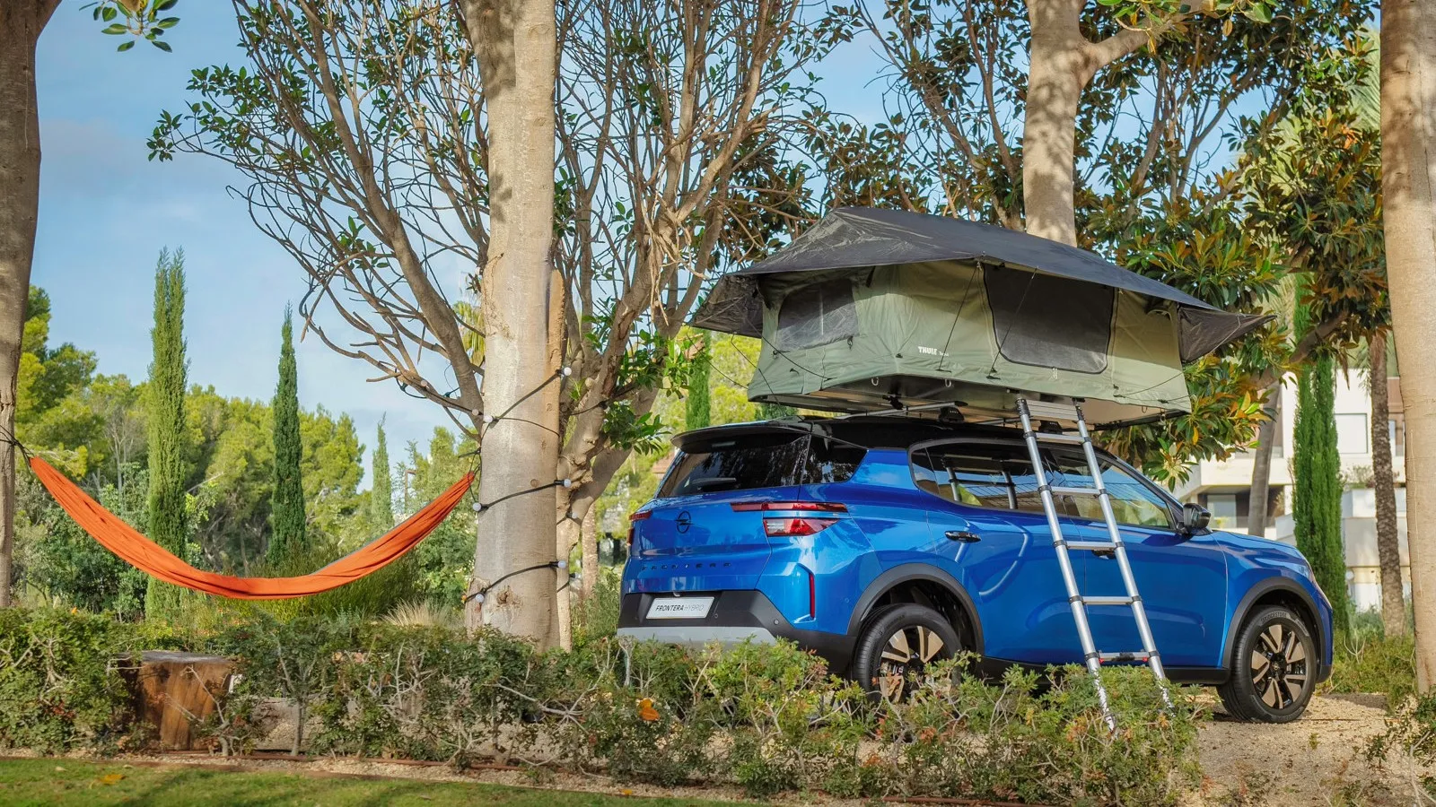 Mit seinem robusten, kantigen Design hebt sich der Frontera vom Vorgänger Crossland ab und präsentiert sich als modernes City-SUV. Der Frontera kann aber auch Freizeit. Dank einer Dachlast von bis zu 200 Kilogramm lässt sich dort auch ein Zelt montieren.