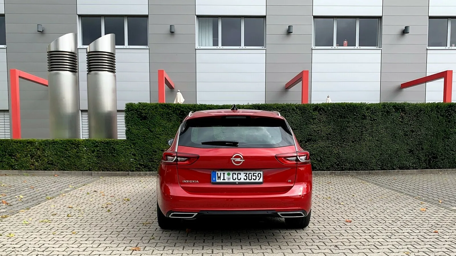 Opel Insignia 2021: Klare, schnörkellose Linien bestimmen auch die Heckansicht. Die Heckschürze wird jetzt im unteren Bereich bei allen Vierzylinder-Modellen durch zwei kantig geformte, ovale Auspuffendrohre abgeschlossen.