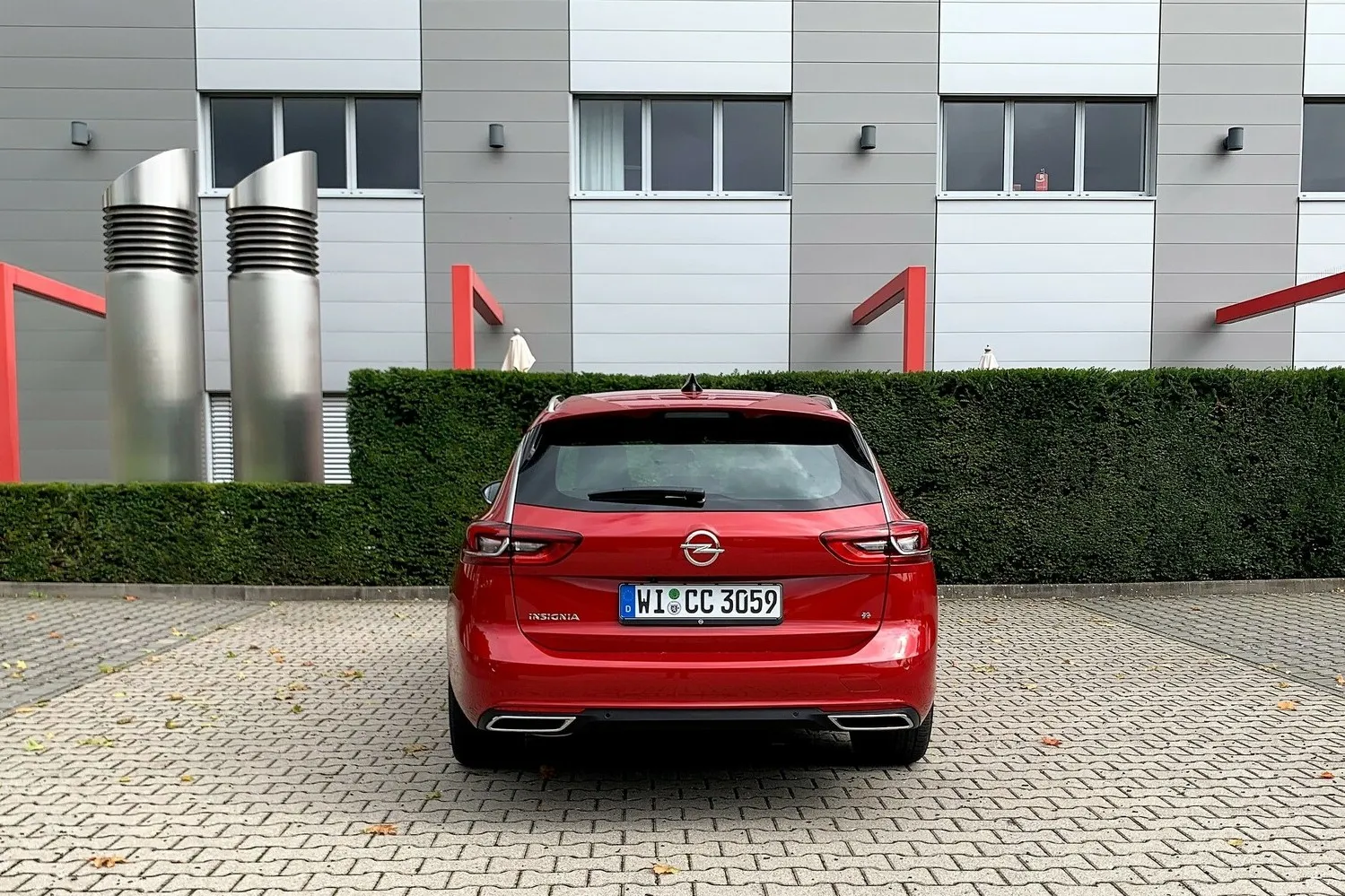 Opel Insignia 2021: Klare, schnörkellose Linien bestimmen auch die Heckansicht. Die Heckschürze wird jetzt im unteren Bereich bei allen Vierzylinder-Modellen durch zwei kantig geformte, ovale Auspuffendrohre abgeschlossen.