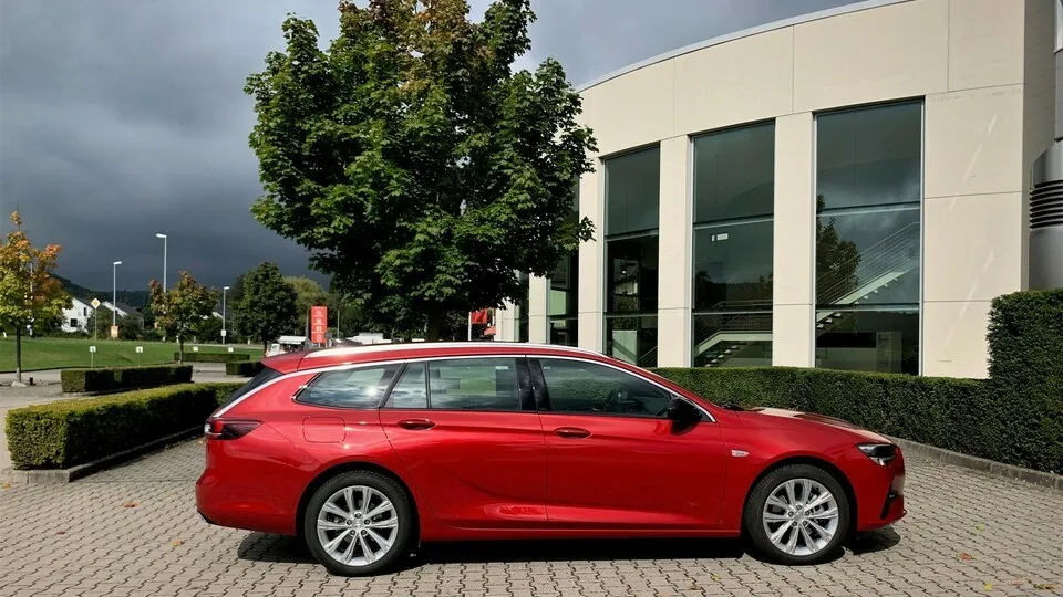 Der Insignia ist noch in der Zeit entwickelt worden, als Opel zu GM gehörte. Nach der Übernahme durch PSA und mittlerweile im neuen Stellantis Konzern aufgegangen, haben es die alten Plattformen der verschiedenen Marken nicht leicht.