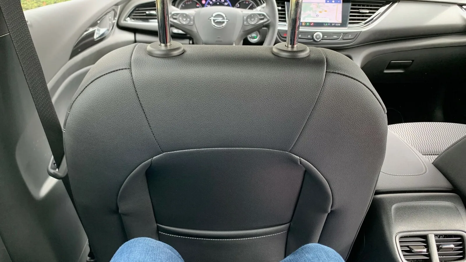 Opel Insignia 2021: Auch große Mitfahrer haben auf der Rücksitzbank viel Platz zum Dachhimmel und zum Vordersitz.
