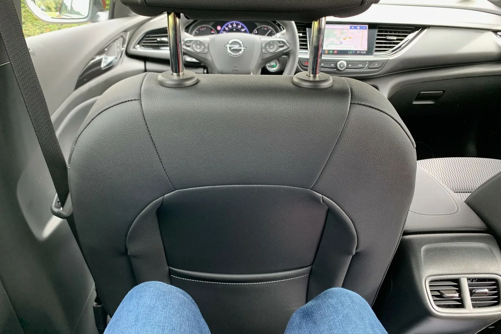 Opel Insignia 2021: Auch große Mitfahrer haben auf der Rücksitzbank viel Platz zum Dachhimmel und zum Vordersitz.