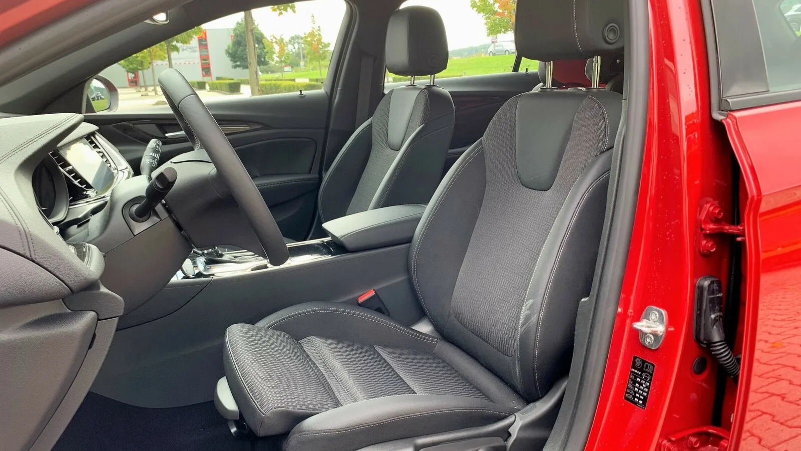 Opel Insignia 2021:Einsteigen – und sich wohlfühlen. Fahrer können auf einem sehr bequemen und satt gepolsterten, achtfach einstellbaren ergonomischen Aktiv-Sitz, mit Massagefunktion serienmäßig und AGR-zertifiziert, platznehmen.