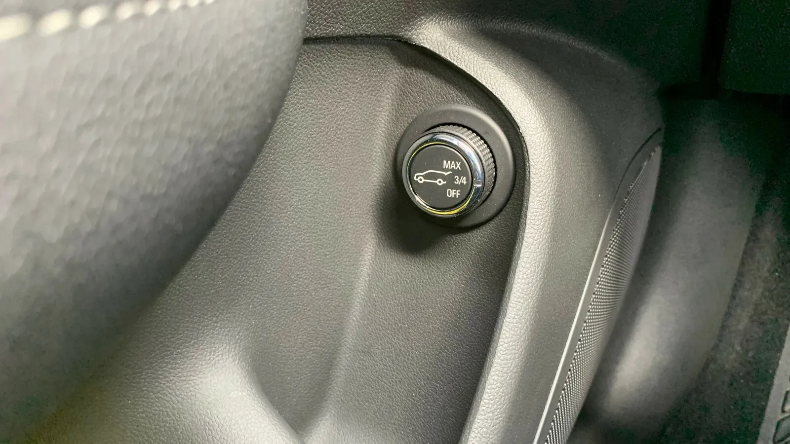 Opel Insignia 2021: Praktisch sind die technischen Details, wie der Drehschalter für die Vorauswahl der maximalen Kofferraumöffnungshöhe und die serienmäßige Frontscheibenheizung.