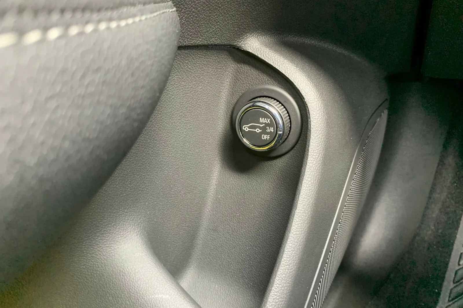 Opel Insignia 2021: Praktisch sind die technischen Details, wie der Drehschalter für die Vorauswahl der maximalen Kofferraumöffnungshöhe und die serienmäßige Frontscheibenheizung.