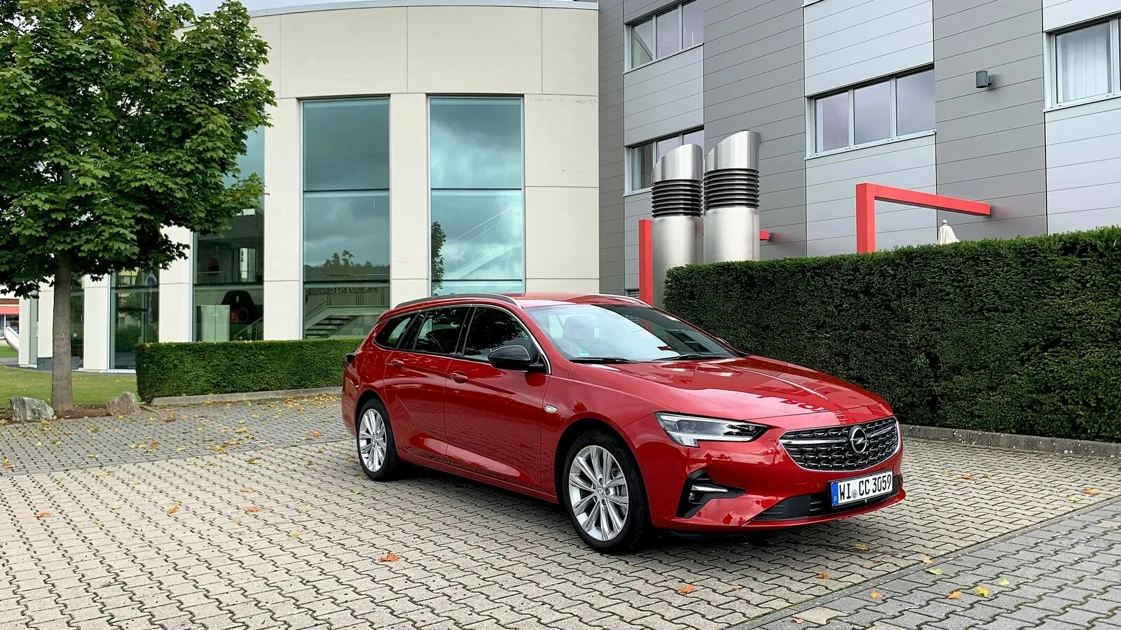 Dem Flaggschiff von Opel aus Rüsselheim gönnte man nicht nur ein technisches Update, sondern auch das aktuelle Markengesicht mit neuem Logo, gerader Chromspange im Grill und schlank gestalteten Scheinwerfern.
