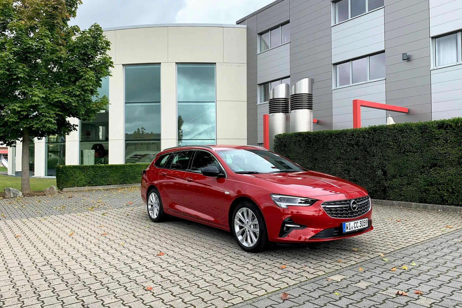 Dem Flaggschiff von Opel aus Rüsselheim gönnte man nicht nur ein technisches Update, sondern auch das aktuelle Markengesicht mit neuem Logo, gerader Chromspange im Grill und schlank gestalteten Scheinwerfern.