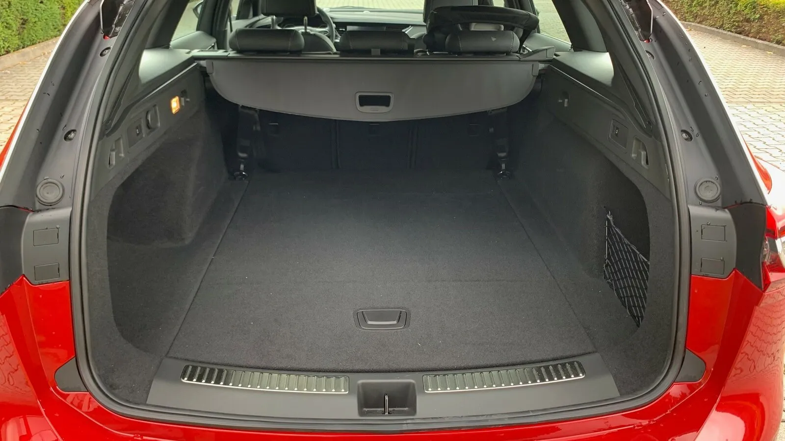 Opel Insignia 2021: Maximal 615 Kilogramm können zugeladen werden und mindestens 560 Liter passen in den Kofferraum, und werden die hinteren Lehnen (im Verhältnis 20:40:20) umgeklappt, sind es 1.665 Liter.