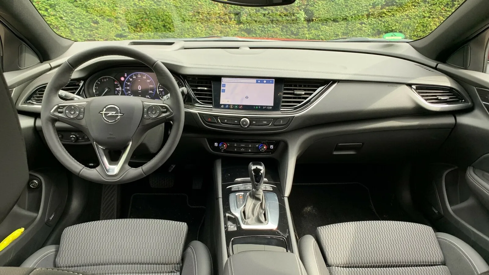 Opel Insignia 2021: Alle Schalter und Bedienelemente sind ergonomisch und fahrerorientiert angeordnet. Das verwendete Material fühlt sich wertig an und die Verarbeitung ist tadellos. Die Bedienung erfolgt intuitiv.