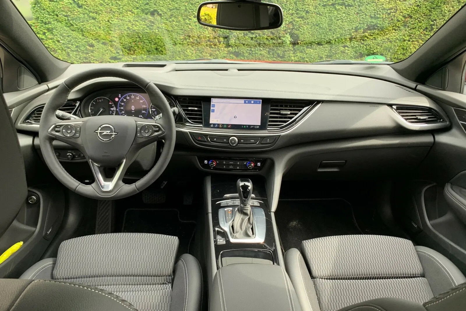 Opel Insignia 2021: Alle Schalter und Bedienelemente sind ergonomisch und fahrerorientiert angeordnet. Das verwendete Material fühlt sich wertig an und die Verarbeitung ist tadellos. Die Bedienung erfolgt intuitiv.