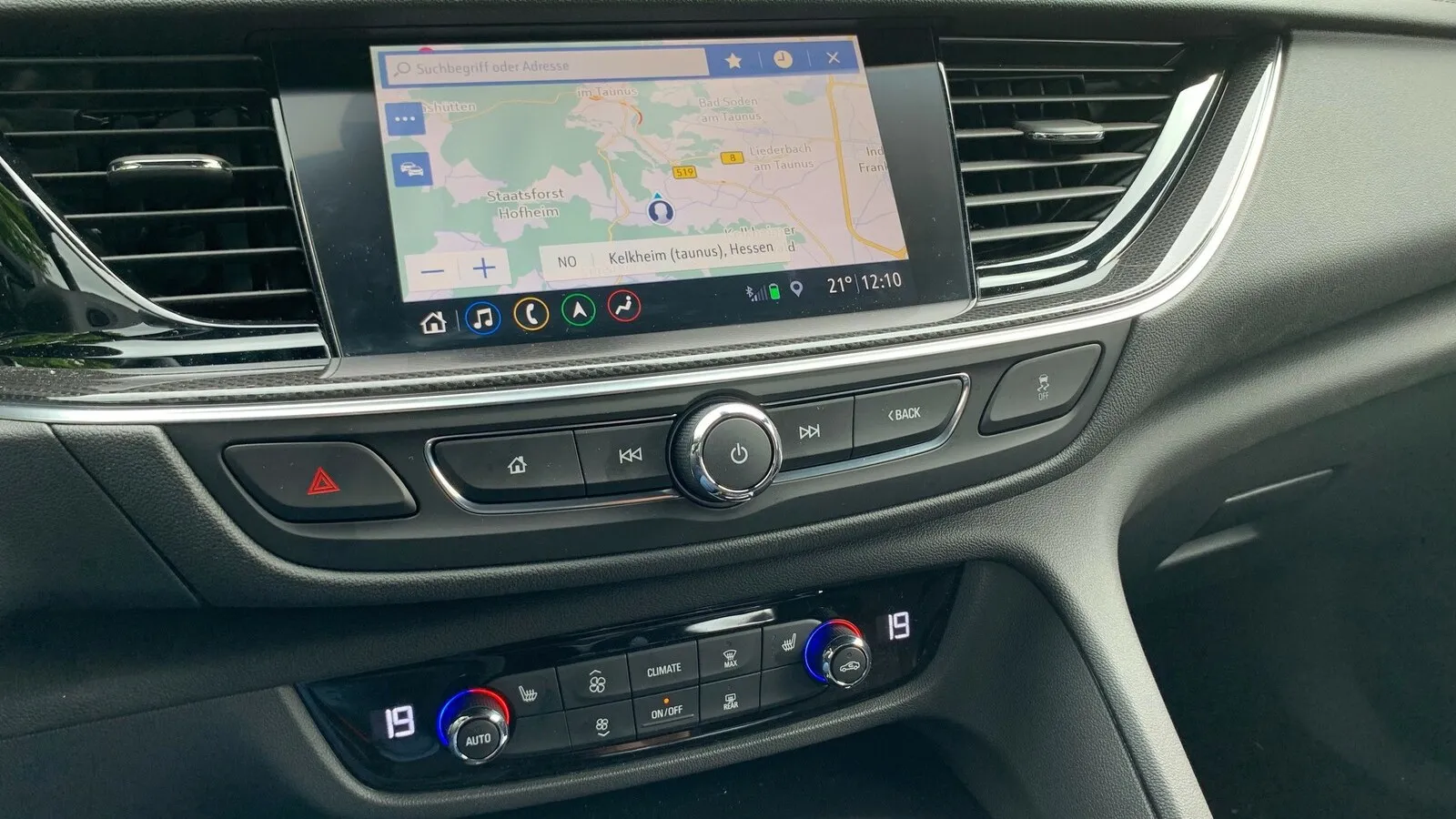 Opel Insignia 2021: Ein Infotainmentsystem mit acht Zoll großem Touchscreen ist serienmäßig in der Insignia Business Ausstattung. Es beinhaltet auch eine Echtzeit-Navigation, ein DAB+-Radio, eine Freisprecheinrichtung und weitere Online-Dienste.
