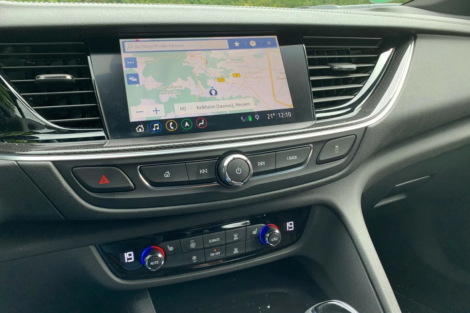 Opel Insignia 2021: Ein Infotainmentsystem mit acht Zoll großem Touchscreen ist serienmäßig in der Insignia Business Ausstattung. Es beinhaltet auch eine Echtzeit-Navigation, ein DAB+-Radio, eine Freisprecheinrichtung und weitere Online-Dienste.