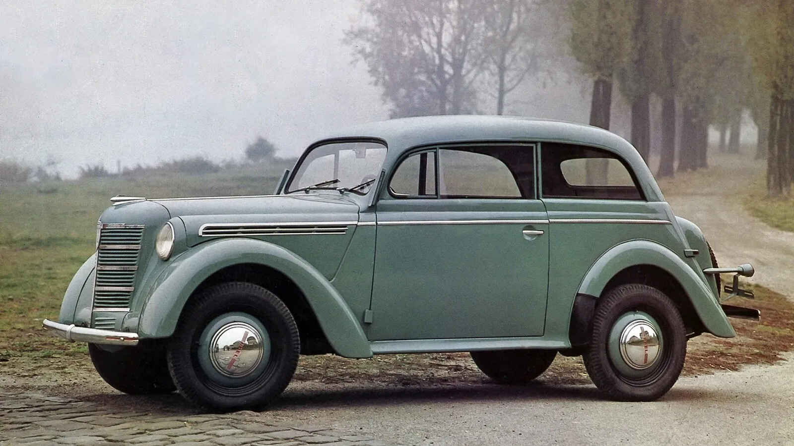 Mit dem spitzen Kühler wird der erste Kadett 1938 modellgepflegt.