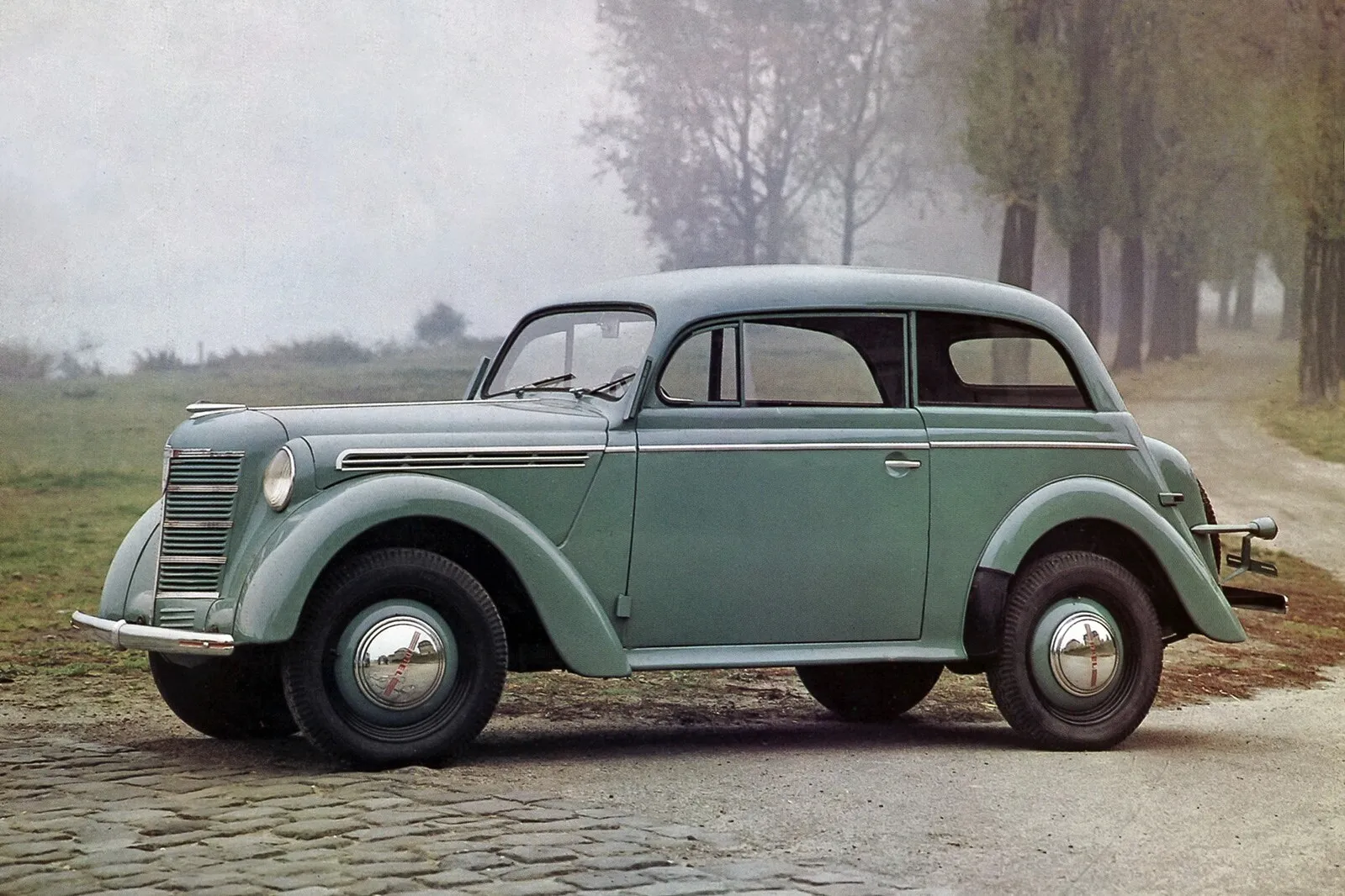 Mit dem spitzen Kühler wird der erste Kadett 1938 modellgepflegt.