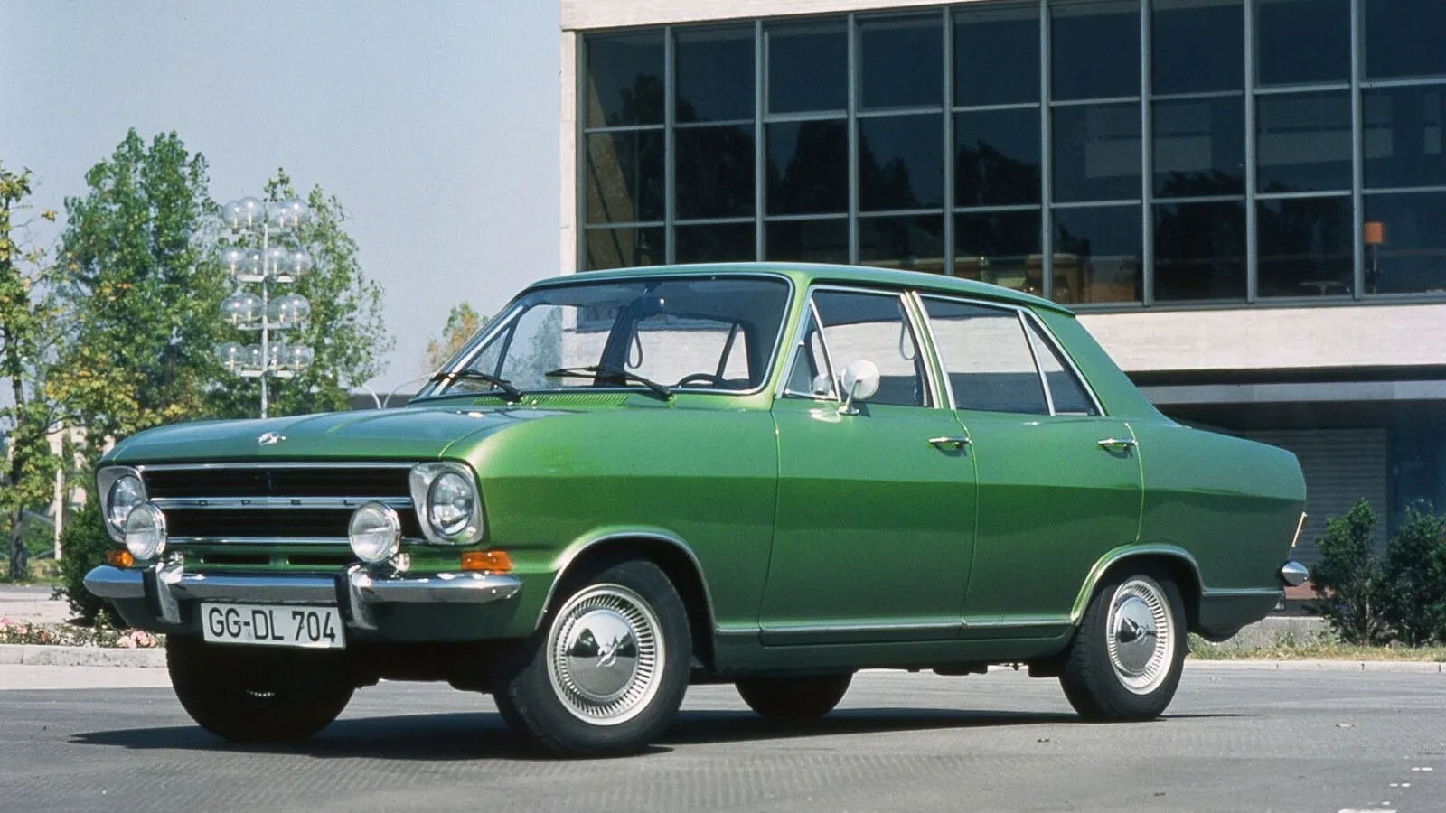 Der Kadett B ist 1965 „Das Auto“ und kann unter anderem mit einem außenliegenden Tankdeckel punkten.