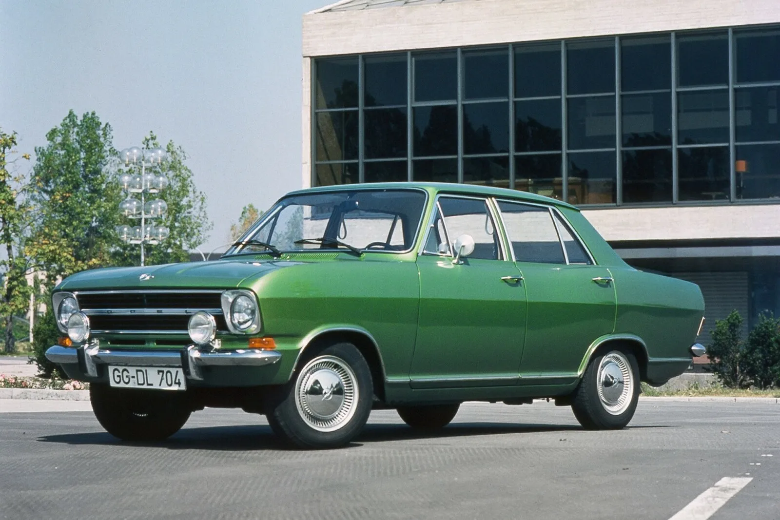 Der Kadett B ist 1965 „Das Auto“ und kann unter anderem mit einem außenliegenden Tankdeckel punkten.