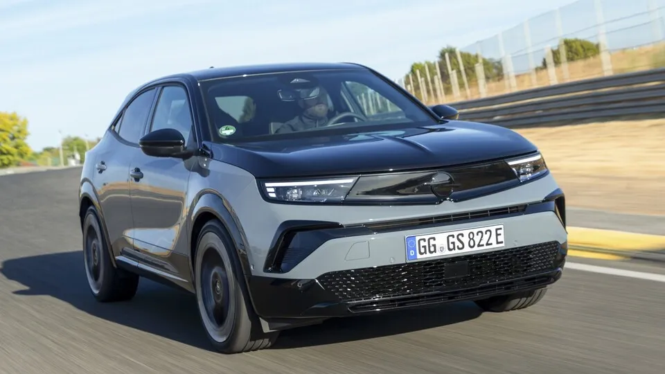 Der Opel Mokka GSE ist das erste rein batterieelektrische Modell der sportlichen GSE-Reihe und leistet 207 kW.