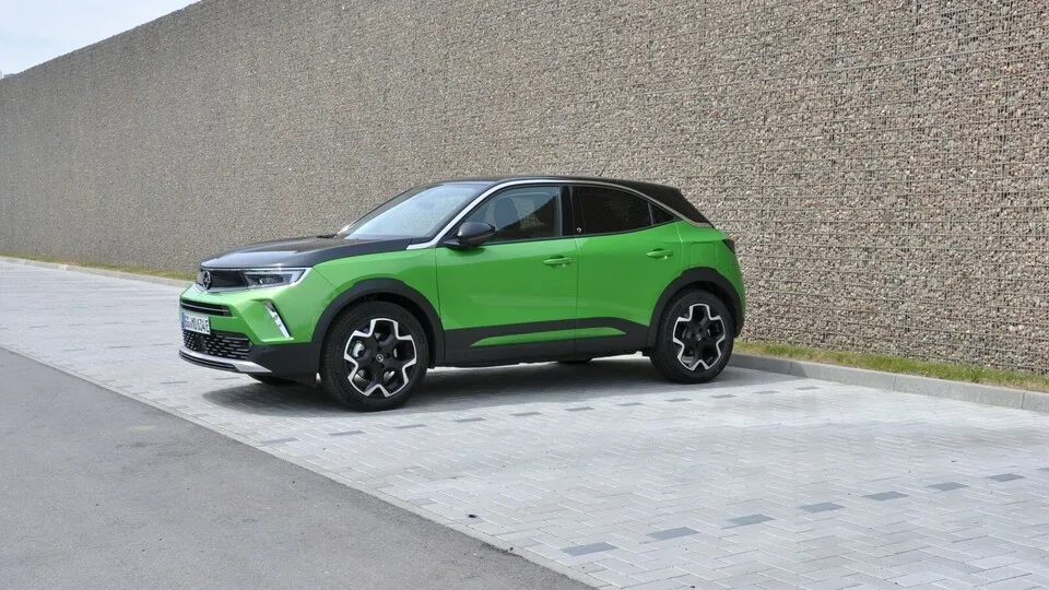 Der Mokka trägt als erstes Fahrzeug der Stellantis Marke Opel das frische und moderne neue Markengesicht mit dem signifikanten „Vizor“-Frontdesign.