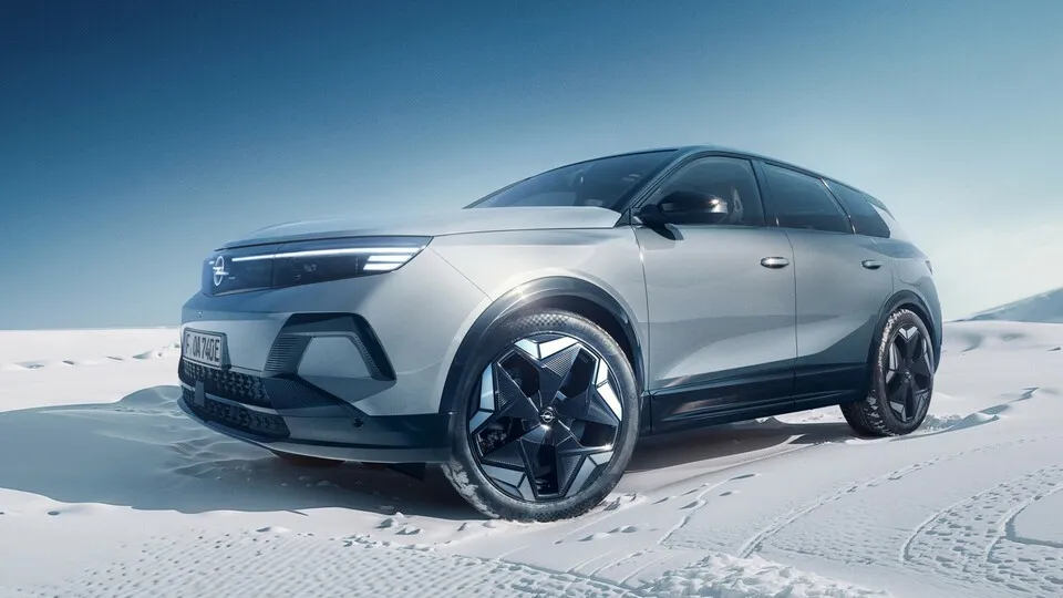 Den Opel Grandland gibt es künftig elektrisch und mit Allradantrieb.