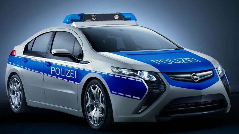Lautlose Streifenwagen könnten schon bald flächendeckend eingesetzt werden. Aufs Lademanagement kommt es an.