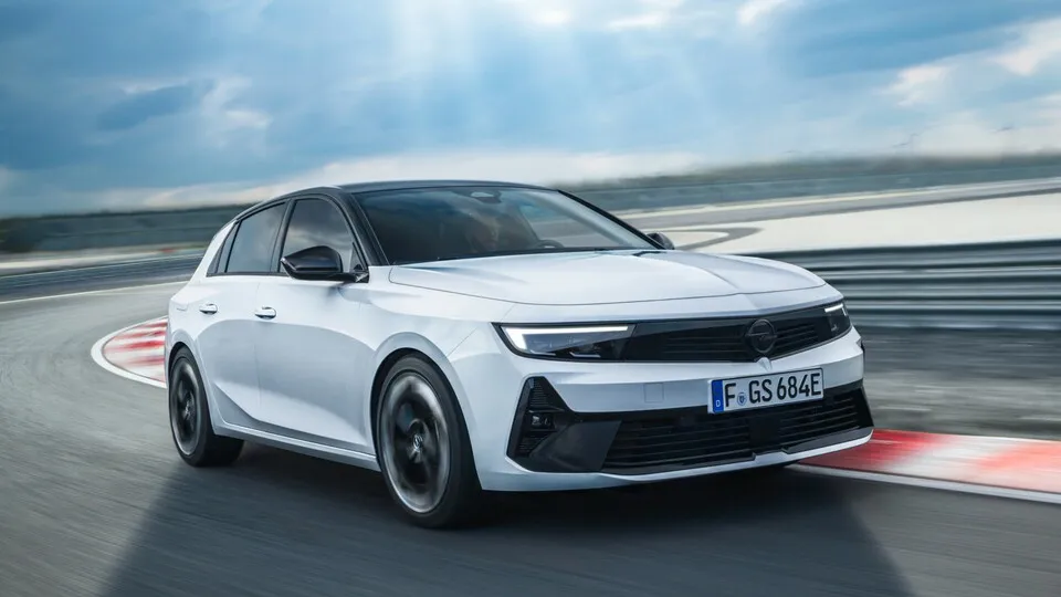 Opel legt den Astra als sportlichen Plug-in-Hybrid auf.