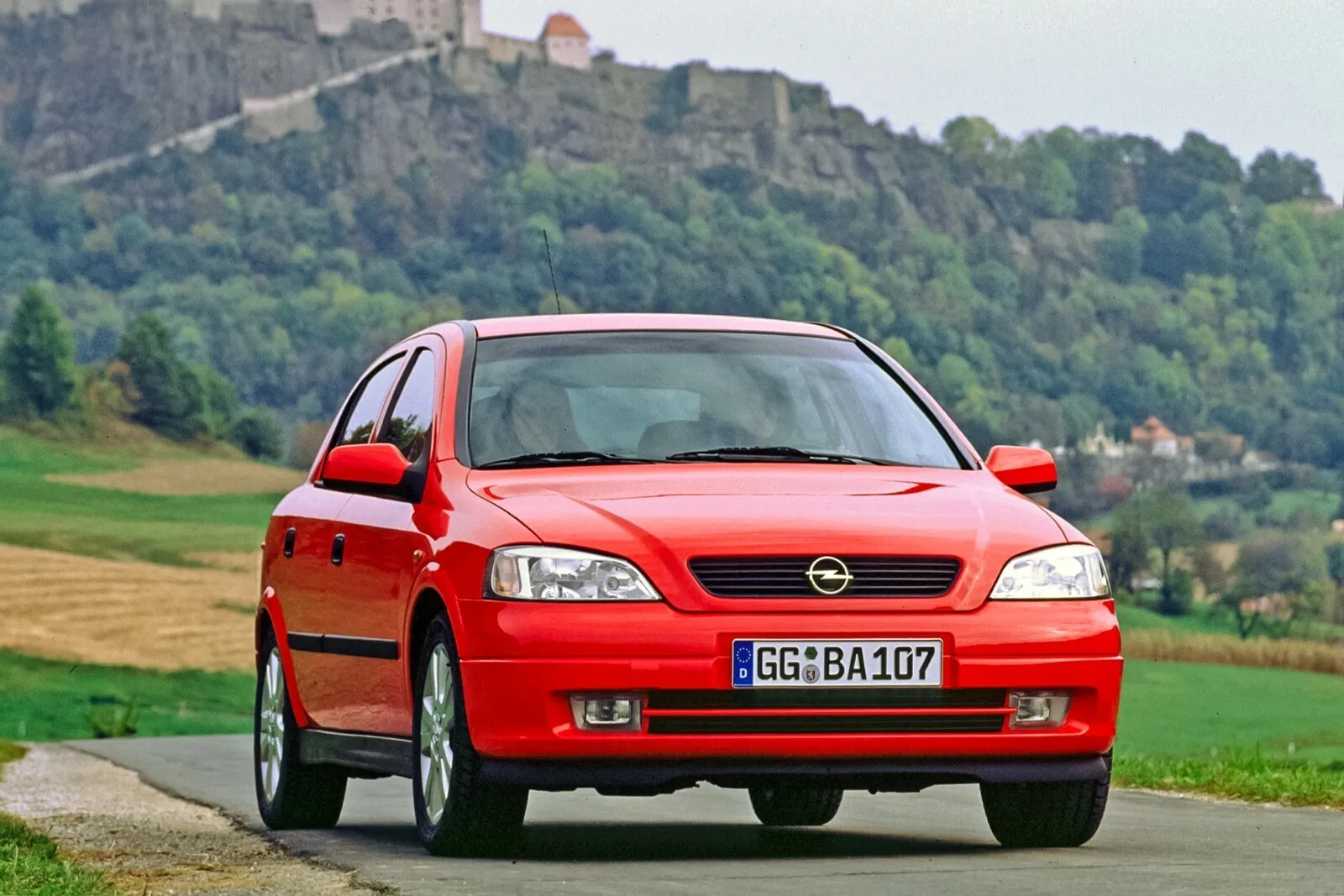 Beim Astra G setzen die Rüsselsheimer ab 1998 auf besseren Rostschutz, H7-Scheinwerfer und das DSA-Fahrwerk.