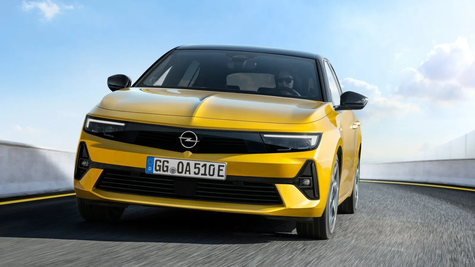 Der neue Astra L wird in zwei Leistungsstufen als Plug-in-Hybrid angeboten und greift die Manta-A-Front im Opel Vizor auf.