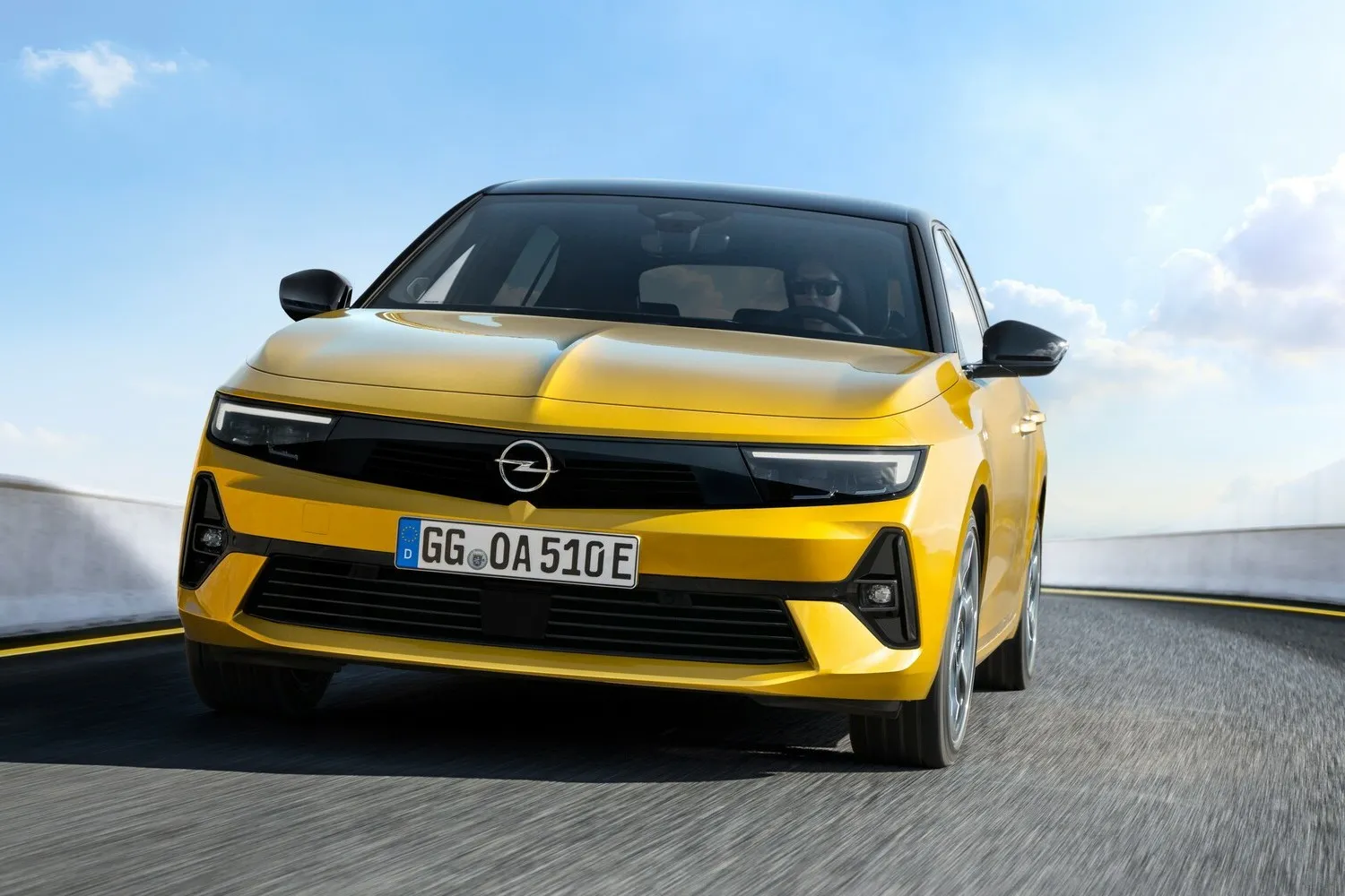 Der neue Astra L wird in zwei Leistungsstufen als Plug-in-Hybrid angeboten und greift die Manta-A-Front im Opel Vizor auf.
