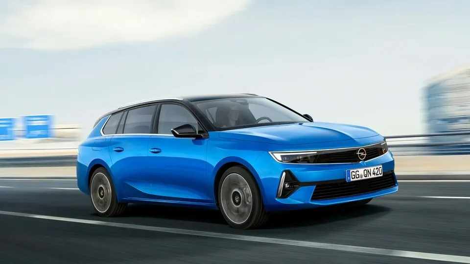 Mit dem Vizor voraus: Auch die Kombi-Variante des neuen Astra zeigt stolz sein an den Manta A angelehntes Gesicht. Erhältlich ist es er unter anderem als Plug-in-Hybrid.