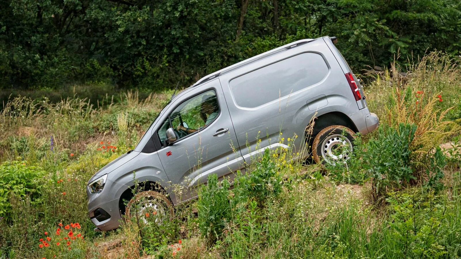 Ein SUV bleibt hier stecken: Der Opel Combo Cargo 4x4 steckt dank Allradantrieb und bis zu 110 Millimetern zusätzlicher Bodenfreiheit einiges weg.