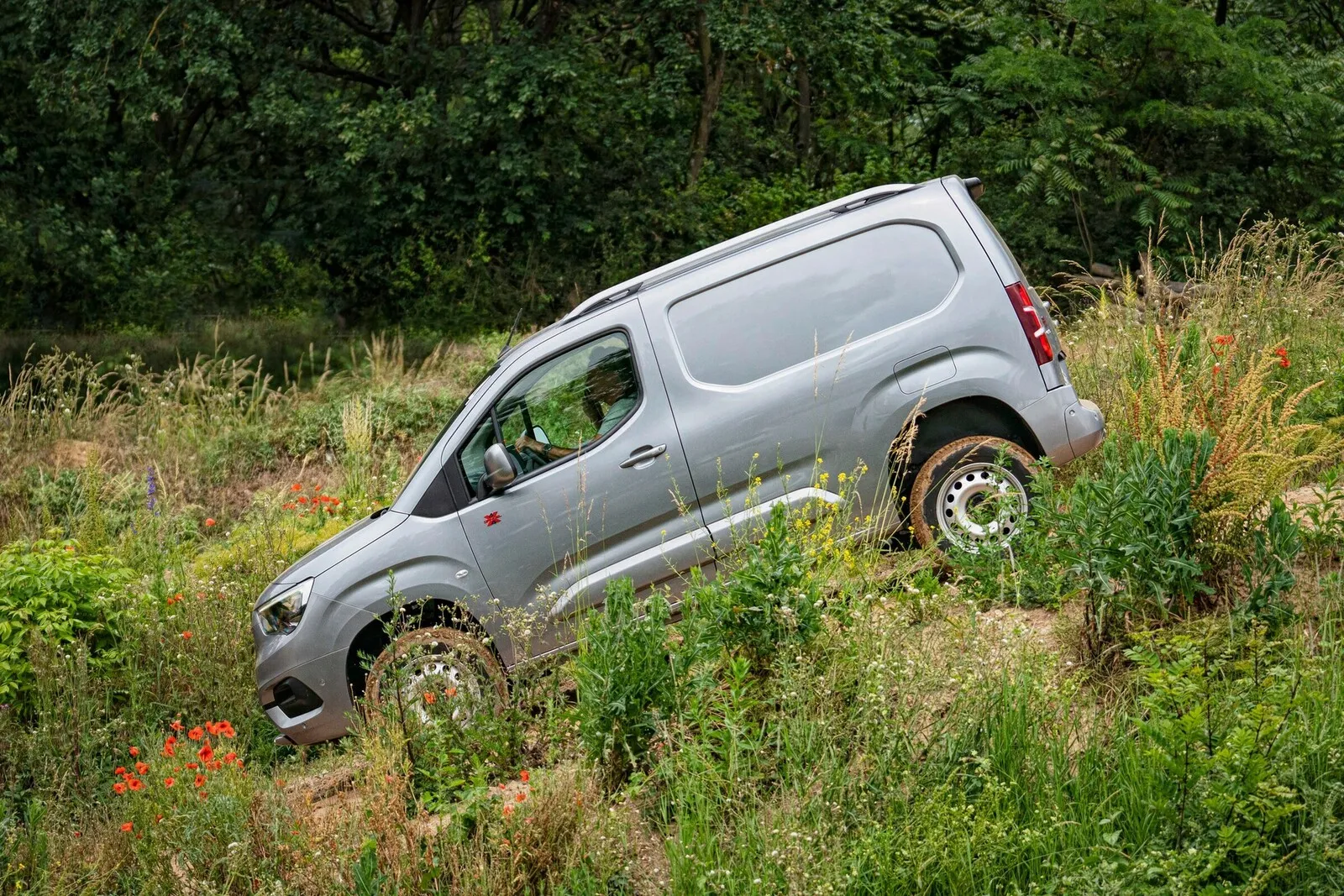 Ein SUV bleibt hier stecken: Der Opel Combo Cargo 4x4 steckt dank Allradantrieb und bis zu 110 Millimetern zusätzlicher Bodenfreiheit einiges weg.