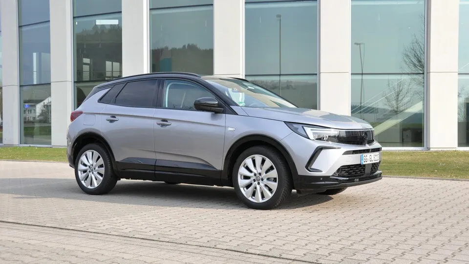 Vor fünf Jahren brachte Opel den Grandland X auf den Markt, er wurde für die Rüsselsheimer ein Erfolg auch im Fuhrparkmarkt. Mit dem Facelift des kompakten SUVs 2021 hat sich optisch und technisch einiges getan und das X fiel aus dem Namen.
